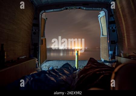 Foto Bild von einem Camping in der Nacht mit herrlicher Aussicht. Stockfoto