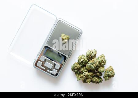 Cannabisflos, medizinisches Marihuana stapeln sich neben einer Präzisionswaage, sichere Art, Medizin einzunehmen Stockfoto