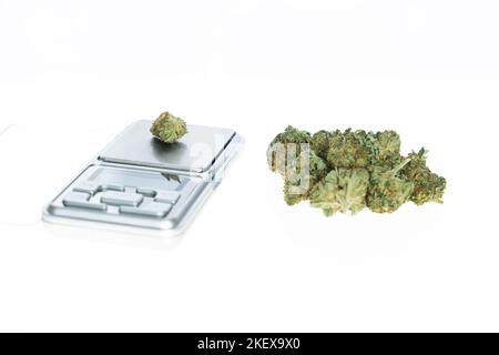 Cannabisflos, medizinisches Marihuana stapeln sich neben einer Präzisionswaage, sichere Art, Medizin einzunehmen Stockfoto