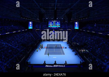 Turin, Italien. 14. November 2022. Stefanos Tsitsipas aus Griechenland und Novak Djokivic aus Serbien werden während des Round-Robin-Spiels am zweiten Tag des Nitto ATP Finals in Aktion gesehen. Kredit: Nicolò Campo/Alamy Live Nachrichten Stockfoto