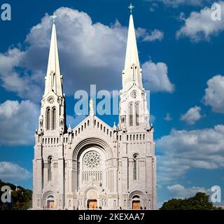 QUEBEC CITY, KANADA - 5. September 2022: Die Basilika Sainte-Anne-de-Beaupr liegt am St. Lawrence River östlich von Quebec City, Kanada, und Stockfoto
