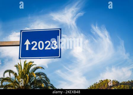 2023 blaues Straßenschild mit wolkenblauem Himmel. Konzept und Hintergrund des neuen Jahres Stockfoto