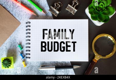 Familienbudget. Eine Textbeschriftung im Planungsnotizbuch. Optimierung der finanziellen Aufwendungen für das Leben. Stockfoto