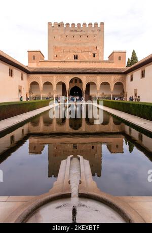 Die Menschen betrachten die islamische Architektur und das Wasserwerk in der Alhambra, Granada, Andalusien, Spanien Stockfoto