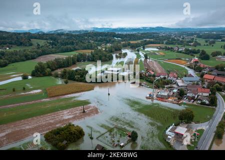 Verheerende Überschwemmung im Talgebiet, Ausbreitung von Wasser bedrohende Wohngebäude und Häuser, Luftaufnahme. Stockfoto