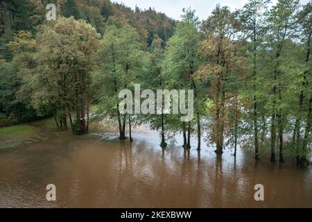 Extreme Regenfälle über dem Berggebiet führten zu Überschwemmungen und untertaumelten Dörfer im Tal, Luftaufnahme. Stockfoto