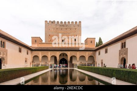 Die Menschen betrachten die islamische Architektur und das Wasserwerk in der Alhambra, Granada, Andalusien, Spanien Stockfoto