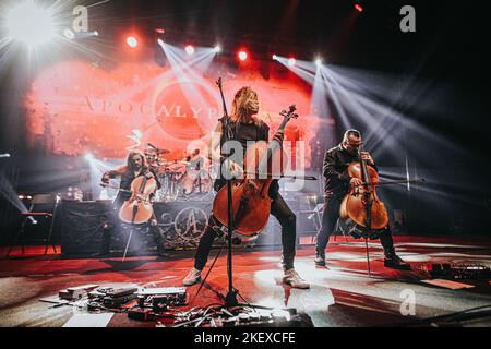 Breslau, Breslau, Polen. 12.. November 2022. Die Meister des Cellos spielten ein großartiges Konzert in Wroclaws Centennial Hall. Wie immer zogen die Musiker von Apocalyptica viele Fans an. (Bild: © Krzysztof Zatycki/ZUMA Press Wire) Stockfoto