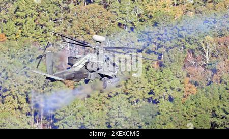 Ein Hubschrauber der AH-64E Apache Guardian feuert Hydra-70 2,75-Zoll-Raketen auf Fort Rucker, Alabama, 27. Oktober 2022. (USA Foto der Armee von Oberstleutn Andy Thaggard) Stockfoto