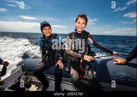 Taucher auf dem Weg zu einem Tauchplatz in der Nähe von Flores Island in Komodo Stockfoto