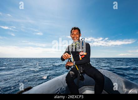 taucher auf dem Weg zu einem Tauchplatz in der Nähe von Flores Island in Komodo Stockfoto