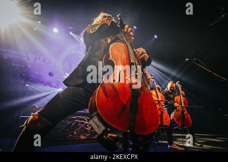 Breslau, Breslau, Polen. 12.. November 2022. Die Meister des Cellos spielten ein großartiges Konzert in Wroclaws Centennial Hall. Wie immer zogen die Musiker von Apocalyptica viele Fans an. Im Bild: Perttu Kivilaakso (Bild: © Krzysztof Zatycki/ZUMA Press Wire) Stockfoto