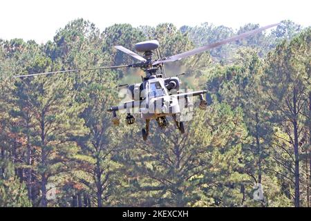 Ein Hubschrauber vom Typ AH-64E Apache Guardian führt während einer Demonstration der Fähigkeiten in Fort Rucker, Alabama, am 27. Oktober 2022 ein Nickerchen des Erdfluges durch. (USA Foto der Armee von Oberstleutn Andy Thaggard) Stockfoto