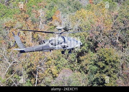 Ein Hubschrauber vom Typ AH-64E Apache Guardian führt ein Nickerchen des Erdfluges in Fort Rucker, Alabama, am 27. Oktober 2022 durch. (USA Foto der Armee von Oberstleutn Andy Thaggard) Stockfoto