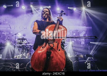 Breslau, Breslau, Polen. 12.. November 2022. Die Meister des Cellos spielten ein großartiges Konzert in Wroclaws Centennial Hall. Wie immer zogen die Musiker von Apocalyptica viele Fans an. Im Bild: Eicca Toppinen (Bild: © Krzysztof Zatycki/ZUMA Press Wire) Stockfoto