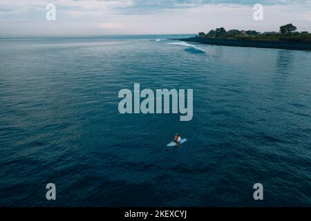 Luftaufnahme des Surfers, Bali, Indonesien Stockfoto