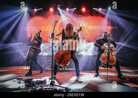 Breslau, Breslau, Polen. 12.. November 2022. Die Meister des Cellos spielten ein großartiges Konzert in Wroclaws Centennial Hall. Wie immer zogen die Musiker von Apocalyptica viele Fans an. (Bild: © Krzysztof Zatycki/ZUMA Press Wire) Stockfoto