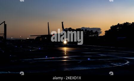 Ein F-15E Strike Eagle, der den 492. Fighter Squadron-Taxis zur Bewaffnung der Royal Air Force Lakenheath, England, zugewiesen wurde, 8. November 2022. Nachtflüge ermöglichen es der Luftbesatzung, ihre Bereitschaft zu nutzen und aufrechtzuerhalten, wenn sie im Voraus gerufen werden. (USA Foto der Luftwaffe von Staff Sgt. Gaspar Cortez) Stockfoto