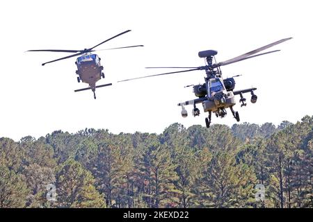 Ein AH-64E Apache Guardian und ein UH-60m Black Hawk Hubschrauber führen eine Demonstration der Fähigkeiten mehrerer Schiffe in Fort Rucker, Alabama, 27. Oktober 2022 durch. (USA Foto der Armee von Oberstleutn Andy Thaggard) Stockfoto