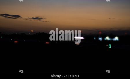 Ein dem Jagdgeschwader 492. zugeordneter F-15E Strike Eagle hebt am 08. November 2022 von der Royal Air Force Lakenheath, England, ab. Das Fliegen bei schlechten Lichtverhältnissen bereitet die Luftbesatzung darauf vor, bei jedem Kampfeinsatz gewappnet und scharf zu sein. (USA Foto der Luftwaffe von Staff Sgt. Gaspar Cortez) Stockfoto