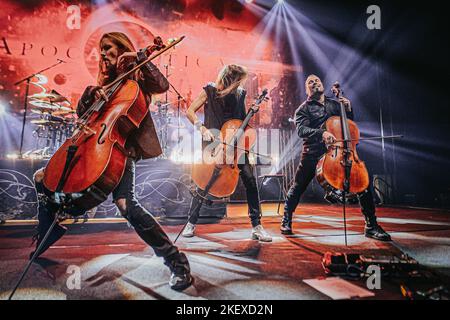 Breslau, Breslau, Polen. 12.. November 2022. Die Meister des Cellos spielten ein großartiges Konzert in Wroclaws Centennial Hall. Wie immer zogen die Musiker von Apocalyptica viele Fans an. (Bild: © Krzysztof Zatycki/ZUMA Press Wire) Stockfoto