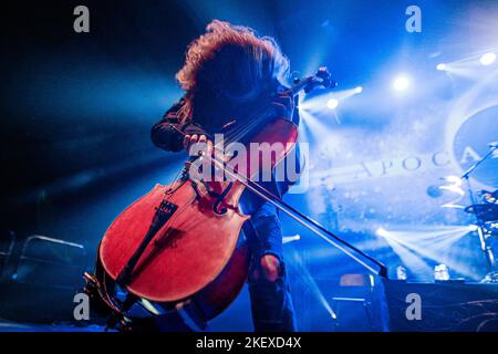 Breslau, Breslau, Polen. 12.. November 2022. Die Meister des Cellos spielten ein großartiges Konzert in Wroclaws Centennial Hall. Wie immer zogen die Musiker von Apocalyptica viele Fans an. Im Bild: Perttu Kivilaakso (Bild: © Krzysztof Zatycki/ZUMA Press Wire) Stockfoto