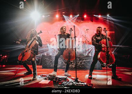 Breslau, Breslau, Polen. 12.. November 2022. Die Meister des Cellos spielten ein großartiges Konzert in Wroclaws Centennial Hall. Wie immer zogen die Musiker von Apocalyptica viele Fans an. (Bild: © Krzysztof Zatycki/ZUMA Press Wire) Stockfoto