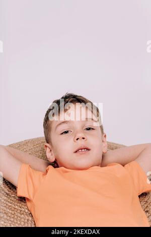 Emotionales Porträt von 5 Jungen in orangefarbenem T-Shirt. Stockfoto