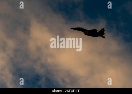 Am 9. November 2022 hebt ein dem 48. Fighter Wing zugeordneter F-15E Strike Eagle der US-Luftwaffe von der Royal Air Force Lakenheath, England ab. Der F-15E kann bei Tag und Nacht und bei jedem Wetter in geringer Höhe kämpfen. (USA Luftwaffe Foto von Tech Sgt. Dhruv Gopinath) Stockfoto