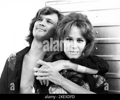 Kris Kristofferson, Karen Black, am Set des Films, „Cisco Pike“, Columbia Pictures, 1972 Stockfoto