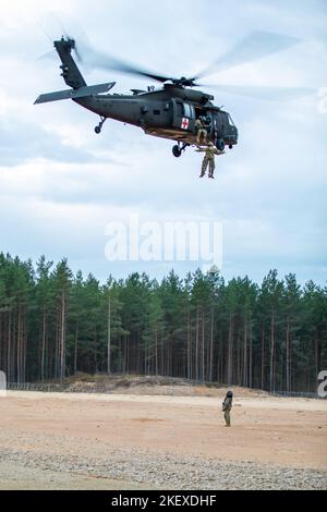 US-Soldaten, die Bravo Battery zugewiesen wurden, Todeshändler, 2. Bataillon, 174. Air Defense Artillery Regiment (2-174 ADA), operativ kontrolliert von 1. Infanterie-Division (1 ID), führt während der Operation eine Ausbildung zum Hebezeug durch Close Encounters Feldtraining in Camp Ādaži, Lettland, 9. November 2022. Die ADA von 2-174 arbeitet unter anderem stolz mit 1 ID, NATO-Verbündeten und regionalen Sicherheitspartnern zusammen, um dem V-Korps, Amerikas vorwärts entsandt Korps in Europa, kampfglaubwürdige Kräfte zur Verfügung zu stellen. (USA Foto der Armee-Nationalgarde von SPC. Casandra B. Ancheta) Stockfoto