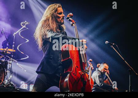 Breslau, Breslau, Polen. 12.. November 2022. Die Meister des Cellos spielten ein großartiges Konzert in Wroclaws Centennial Hall. Wie immer zogen die Musiker von Apocalyptica viele Fans an. (Bild: © Krzysztof Zatycki/ZUMA Press Wire) Stockfoto