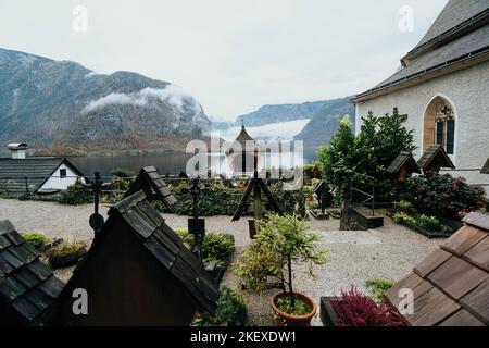 hallstätter Friedhof gegen See und Berge Stockfoto