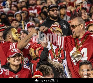 Santa Clara, Kalifornien, USA. 13.. November 2022. Crowd feiert 49ers Sieg am Sonntag, 13. November 2021, im Levis Stadium in Santa Clara, Kalifornien. Die 49ers besiegten die LA Chargers 22-16. (Bild: © Al Golub/ZUMA Press Wire) Stockfoto