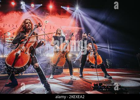 Breslau, Breslau, Polen. 12.. November 2022. Die Meister des Cellos spielten ein großartiges Konzert in Wroclaws Centennial Hall. Wie immer zogen die Musiker von Apocalyptica viele Fans an. (Bild: © Krzysztof Zatycki/ZUMA Press Wire) Stockfoto