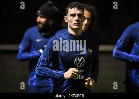 Clairefontaine-en-Yvelines, Frankreich, Frankreich. 14.. November 2022. Benjamin PAVARD aus Frankreich beim Training der französischen Mannschaft vor der FIFA Weltmeisterschaft 2022 im Centre National du Football am 14. November 2022 in Clairefontaine-en-Yvelines bei Paris, Frankreich. (Bild: © Matthieu Mirville/ZUMA Press Wire) Stockfoto