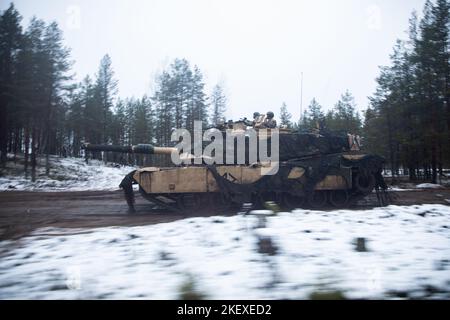 Ein Abrams M1A2 System Enhancement Package Version 3 Panzer mit 6. Schwadron, 9. Kavallerieregiment, 3. Brigade Combat Team, 1. Kavallerie Division (3-1 ABCT), operativ der 1. Infanterie Division (1 ID) zugewiesen, fährt durch den Schlamm während Hammer 22, Eine jährliche kombinierte Streitkräfteübung, die von und neben dem finnischen Armeehauptquartier, der Panzerbrigade, der Pori-Brigade, der Karelia-Brigade, dem UTI-Jaeger-Regiment und dem Logistikministerium der Streitkräfte in Niinisalo, Finnland, am 9. November 2022 durchgeführt wird. Die 3-1 ABCT arbeitet unter anderem unter der ID 1 stolz mit Verbündeten und regionalen Verbündeter zusammen Stockfoto