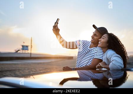 Glückliches heterosexuelles Paar, das Selfie über das Smartphone macht Stockfoto