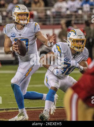 Santa Clara, Kalifornien, USA. 13.. November 2022. Los Angeles Chargers Quarterback Justin Herbert (10) am Sonntag, den 13. November 2021, im Levis Stadium in Santa Clara, Kalifornien. Die 49ers besiegten die LA Chargers 22-16. (Bild: © Al Golub/ZUMA Press Wire) Stockfoto