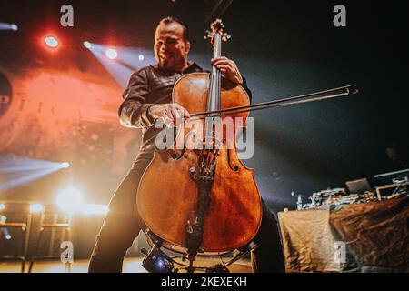 Breslau, Breslau, Polen. 12.. November 2022. Die Meister des Cellos spielten ein großartiges Konzert in Wroclaws Centennial Hall. Wie immer zogen die Musiker von Apocalyptica viele Fans an. (Bild: © Krzysztof Zatycki/ZUMA Press Wire) Stockfoto