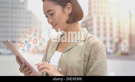 Asiatische Frau Interaktionen auf dem Mobiltelefon, Konzept mit Benachrichtigungssymbolen wie „Gefällt mir“, „Nachricht“, „E-Mail“, „Kommentar“ und „Stern“ über dem Smartphone-Bildschirm, „Person“ Stockfoto