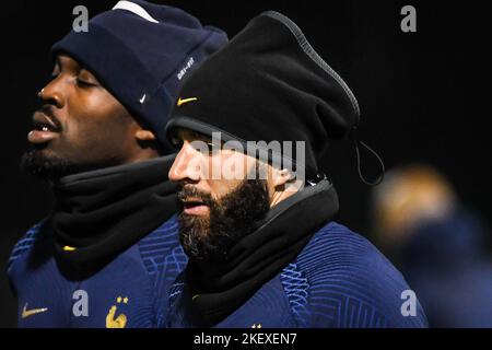 Clairefontaine-en-Yvelines, Frankreich, Frankreich. 14.. November 2022. Karim BENZEMA aus Frankreich beim Training der französischen Mannschaft vor der FIFA Weltmeisterschaft 2022 im Centre National du Football am 14. November 2022 in Clairefontaine-en-Yvelines bei Paris, Frankreich. (Bild: © Matthieu Mirville/ZUMA Press Wire) Stockfoto