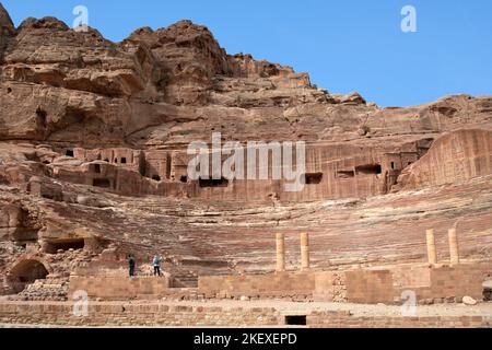 Römisches Theater und Nabatäische Gräber Petra Jordan Stockfoto