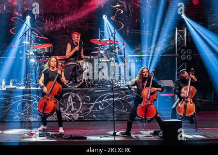 Breslau, Breslau, Polen. 12.. November 2022. Die Meister des Cellos spielten ein großartiges Konzert in Wroclaws Centennial Hall. Wie immer zogen die Musiker von Apocalyptica viele Fans an. Im Bild: Eicca Toppinen, Perttu Kivilaakso, Paavo LÃ¶tjÃ¶nen, Mikko Sirén (Bildquelle: © Krzysztof Zatycki/ZUMA Press Wire) Stockfoto