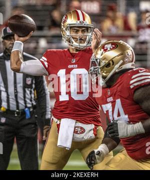 Santa Clara, Kalifornien, USA. 13.. November 2022. San Francisco 49ers Quarterback Jimmy Garoppolo (10) am Sonntag, den 13. November 2021, im Levis Stadium in Santa Clara, Kalifornien. Die 49ers besiegten die LA Chargers 22-16. (Bild: © Al Golub/ZUMA Press Wire) Stockfoto