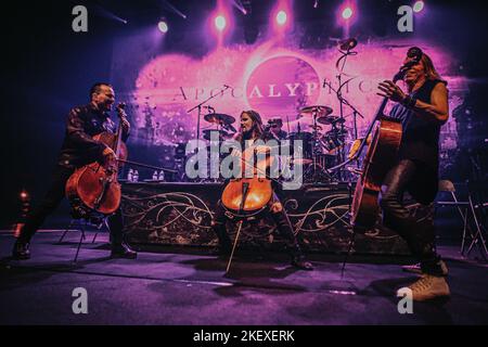 Breslau, Breslau, Polen. 12.. November 2022. Die Meister des Cellos spielten ein großartiges Konzert in Wroclaws Centennial Hall. Wie immer zogen die Musiker von Apocalyptica viele Fans an. (Bild: © Krzysztof Zatycki/ZUMA Press Wire) Stockfoto