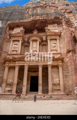 Die Schatzkammer mit Kind auf dem Kamel Petra Jordan Stockfoto