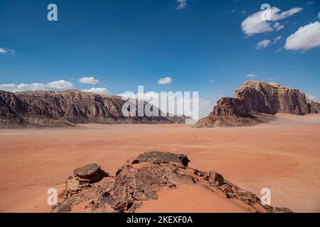 Wüstenlandslandschaft mit Felsaufschlüssen Wadi Rum Jordan Stockfoto
