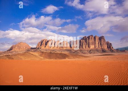 Am frühen Morgen strahlt Licht auf Felsvorsprüngen und die Sanddünen Wadi Rum Jordan Stockfoto