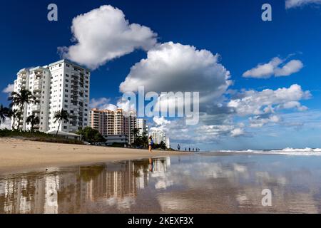 Küstenstrandreflexionen - Pompano Beach, Florida, USA Stockfoto